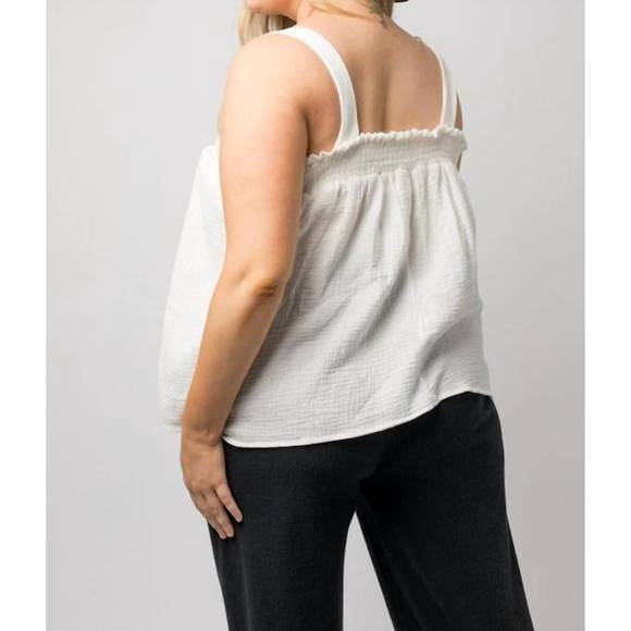 NEW GILLI plus sleeveless back smocking band top in white - Picture 4 of 4
